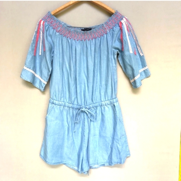 Romeo Juliet Couture Romper Size Medium Off shoulder blue chambray Crochet NWT - Picture 1 of 6